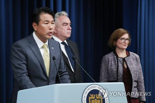 김태효 국가안보실 제1차장(왼쪽)이 18일 서울 용산 대통령실 청사에서 열린 커트 캠벨 미국 국가안전보장회의(NSC) 인도·태평양 조정관과의 한미 핵협의그룹(NCG) 출범회의 관련 공동기자회견에서 발언하고 있다. 연합뉴스